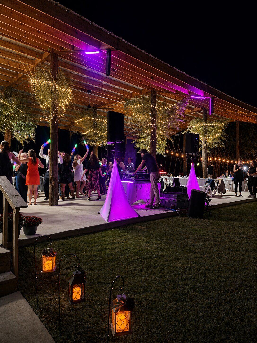 Packed dance floor at Atlanta Music Pros outdoor wedding reception
